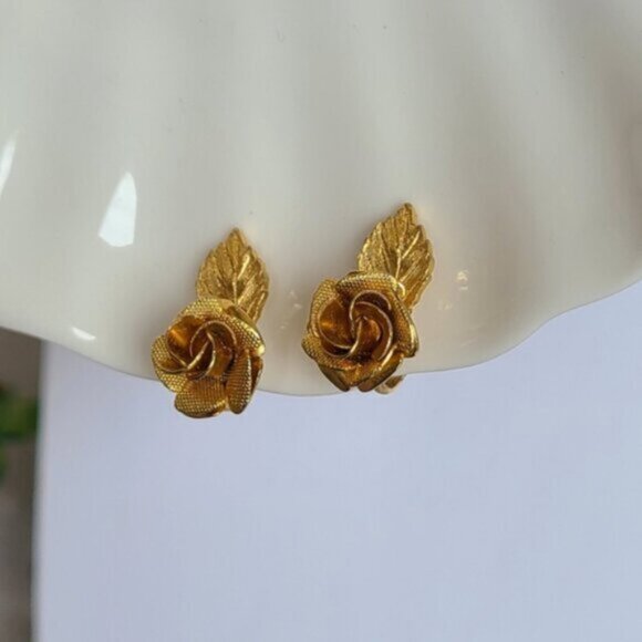 Vintage Retro Coro Clip On Gold Tone Metal Gilded Rose Flower Earrings - Picture 7 of 13